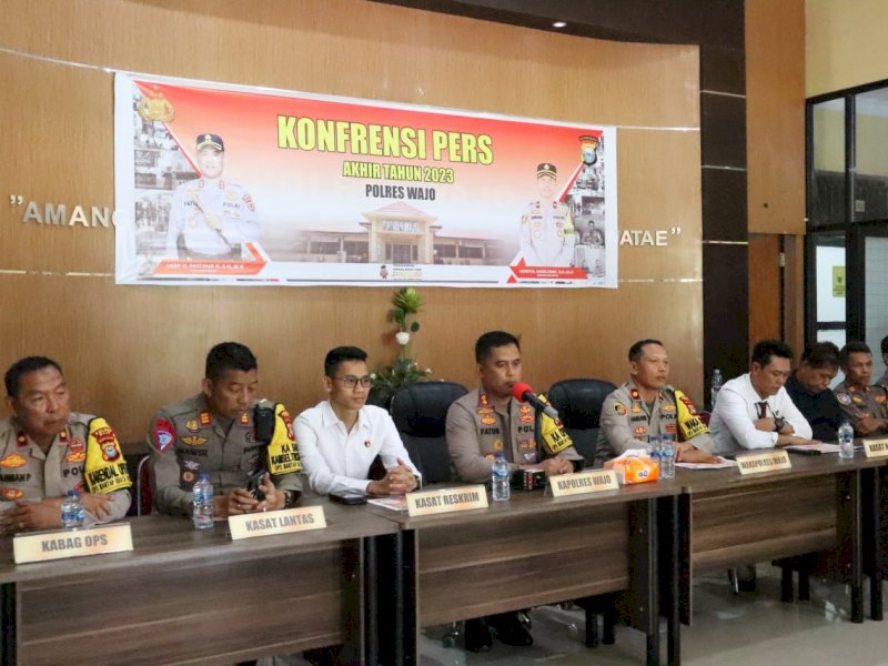 Kapolres Wajo AKBP Fatchur Rochman memberi keterangan pers, Ahad (31/12/2023). 
