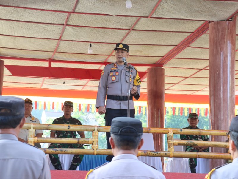 Kapolres Tana Toraja AKBP Malpa Malacoppo, memimpin apel persiapan pengamanan malam pergantian tahun 2024.