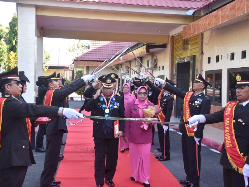 Personel dilepas dengan tradisi pedang pora dari lobi Mapolres. 