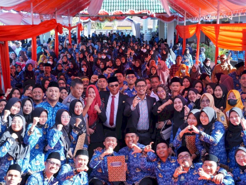 Bupati Bulukumba Andi Muchtar Ali Yusuf di tengah tengah ASN yang baru saja menerima SK. 