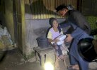 Lanjutkan Gerebek Sahur, Rudianto Lallo Bagi Makanan di Kampung Mannuruki 