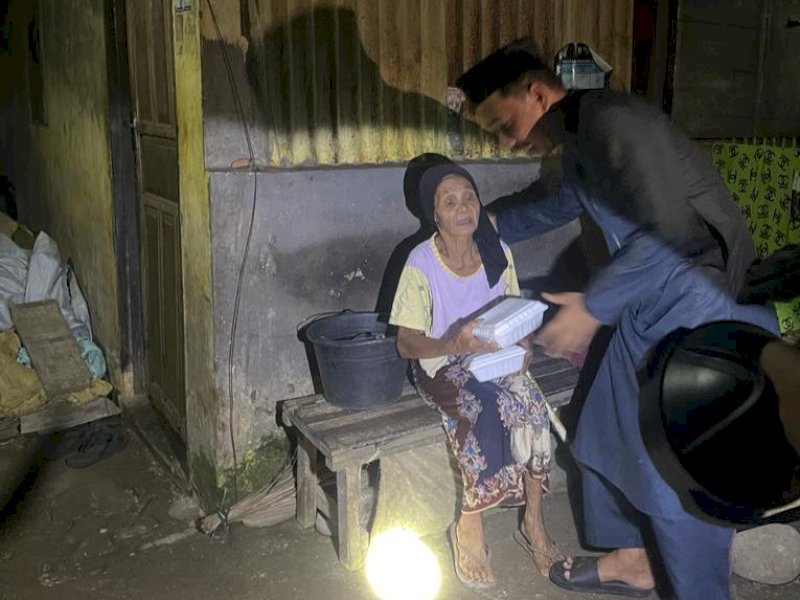 Ketua DPRD Makassar Rudianto Lallo menggelar gerebek sahur di Kampung Mannuruki, Kelurahan Sudiang.