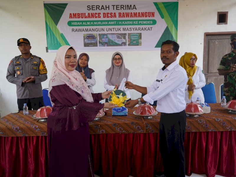 Pemerintah Desa Rawamangun, Kecamatan Sukamaju Selatan menerima bantuan hibah mobil ambulance, Rabu (25/10).