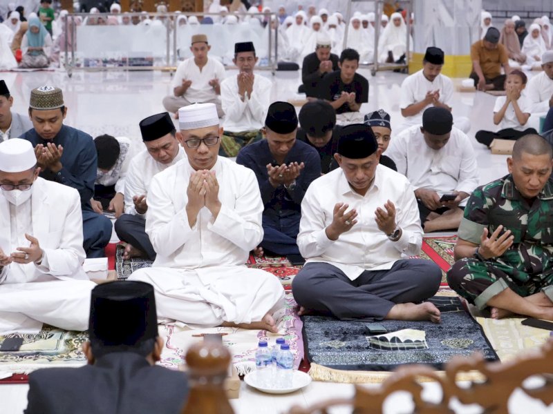 Pemerintah Kabupaten Wajo menggelar zikir dan doa di masjid Agung Ummul Quraa Sengkang, Ahad (31/12/2023).