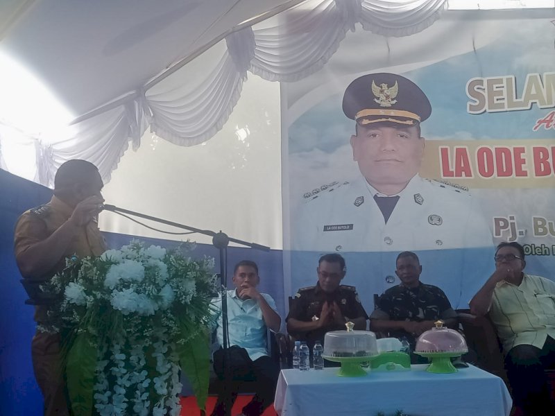 Pj Bupati Mubar memberi sambutan pada acara ramah tamah di kediamannya, Selasa, (02/01/2024).