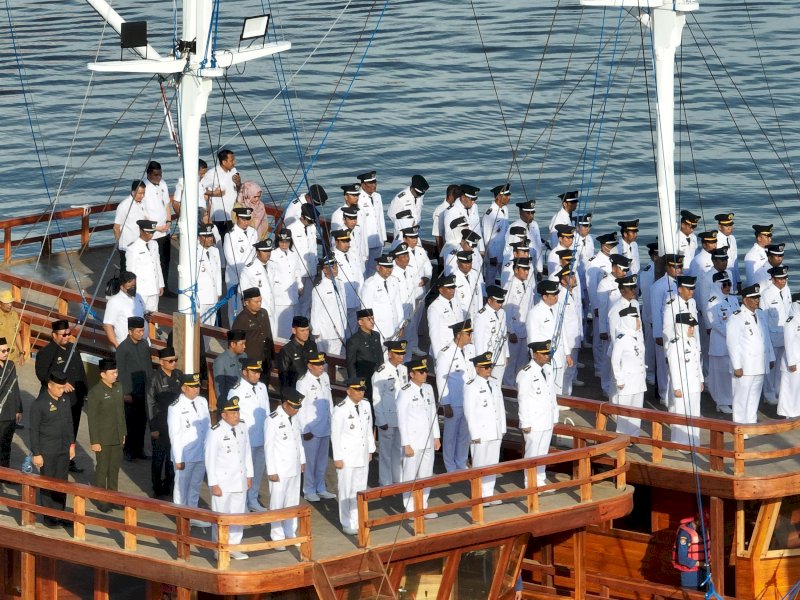Pelantikan pejabat Pemkot Makassar di Kapal Pinisi. 