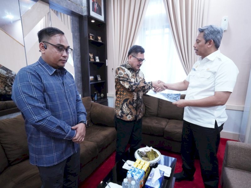 Pj Sekda Sulawesi Selatan Andi Muhammad Arsjad menyerahkan SK Pj Sekda Sidrap Muhammad Yusuf DM. 