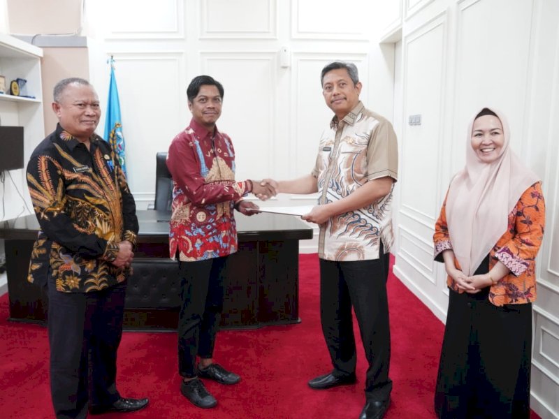 Surat Keputusan (SK) sebagai Pj Sekretaris Daerah Kota Makassar diserahkan Pj Sekretaris Daerah Provinsi Sulsel, Andi Muhammad Arsjad, kepada Firman Pagarra, di Kantor Gubernur Sulsel, Kamis, 4 Januari 2024.