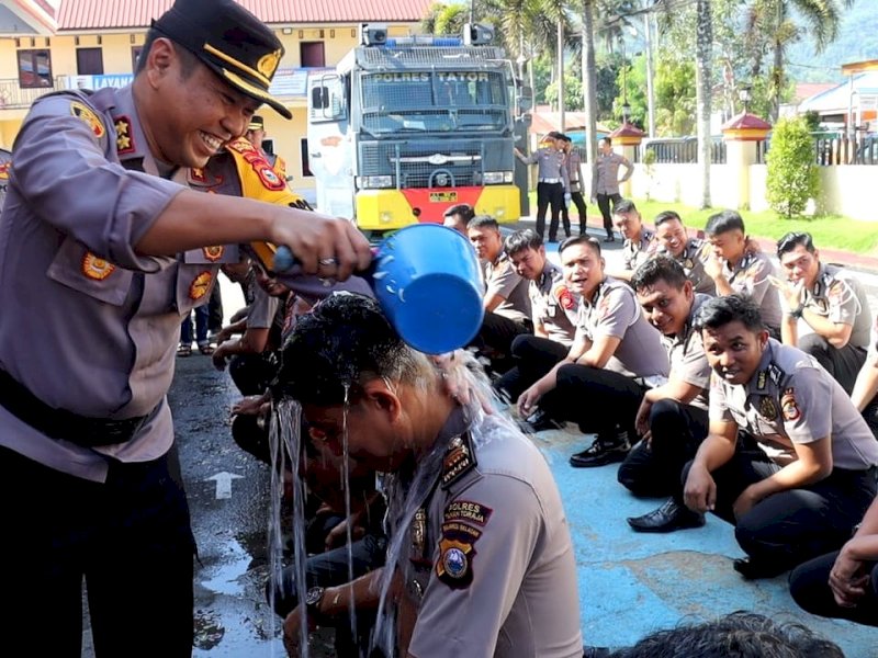Kapolres Tana Toraja AKBP Malpa Malacoppo memimpin upacara korps raport kenaikan pangkat personel. 