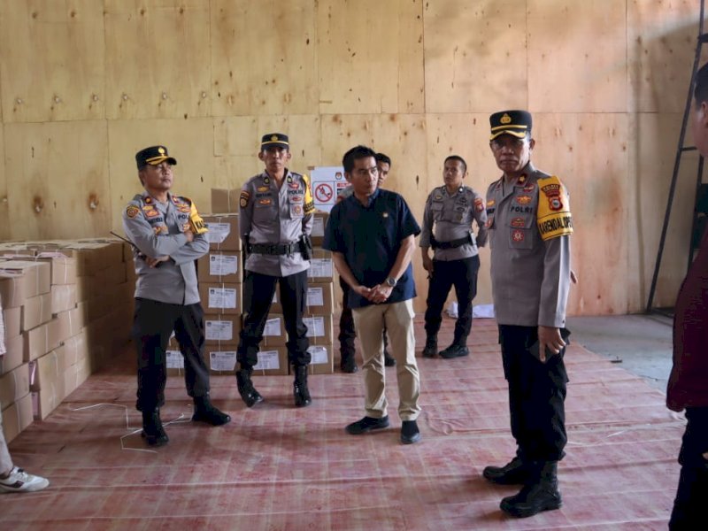 Personel Polres Tator mengawal kedatangan kertas suara Pemilu ke gudang KPU Tator. 