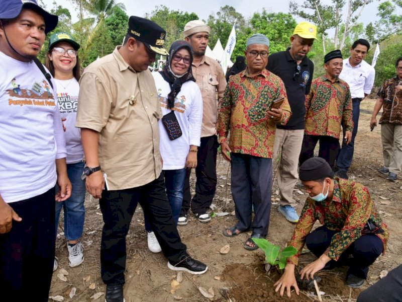 Penjabat Gubernur Sulsel, Bahtiar Baharuddin mengunjungi Pondok Pesantren (Ponpes) Darul Arqam Muhammadiyah Balebo, Kabupaten Luwu Utara. 