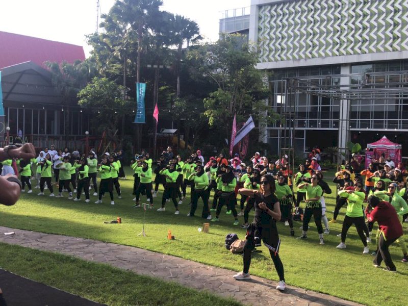 Ratusan orang mengikuti zumba di Hotel Maxone Makassar, Minggu (07/01/2024) pagi.