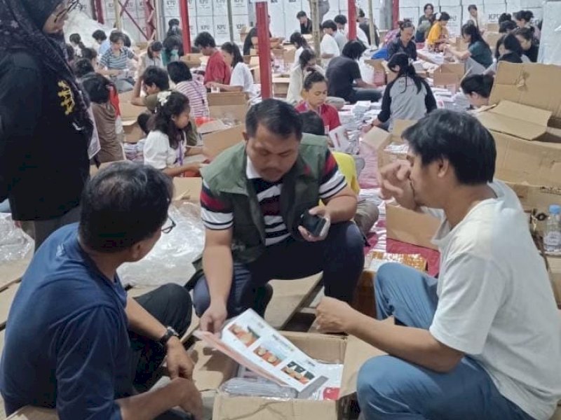 Proses sortir dan pelipatan surat suara di gudang KPU Toraja Utara. 