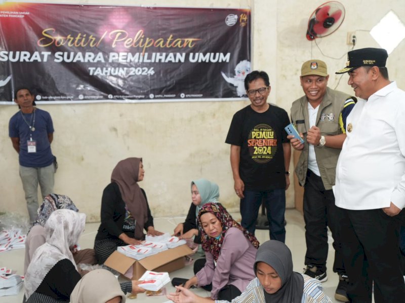 Penjabat Gubernur Sulsel Bahtiar Baharuddin melakukan pengecekan di gudang logistik KPU Pangkep, Minggu, 7 Januari 2023.

