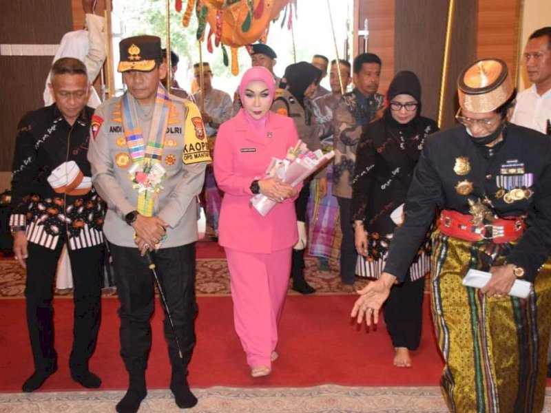 Kapolda Sulawesi Selatan Irjen Pol Andi Rian R Djajadi melakukan kunjungan kerja di Kabupaten Bone. 