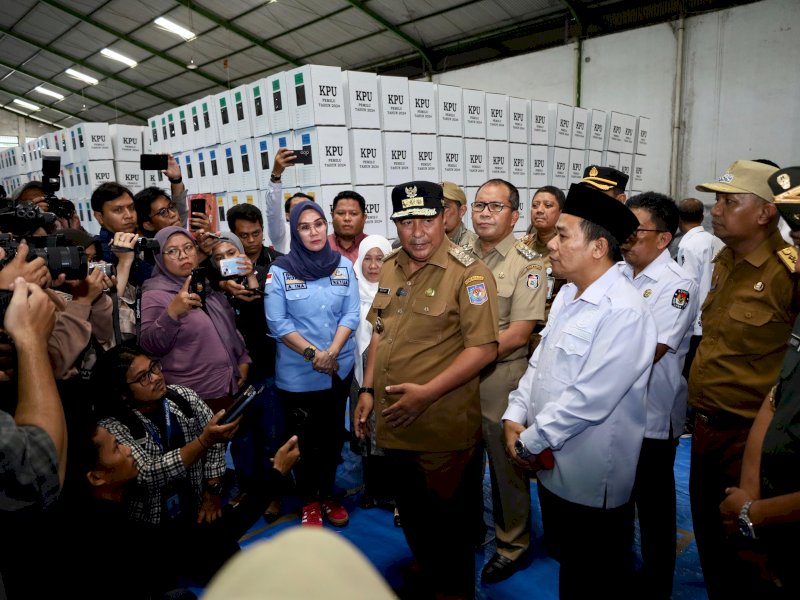 Pj Gubernur Sulsel Bahtiar Baharuddin
bersama Wali Kota Makassar Moh Ramdhan Pomanto mengecek kesiapan logistik Pemilu Kota Makassar di Jl Ir Sutami. 