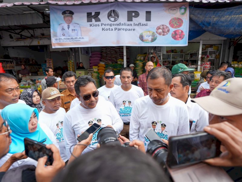 Pj Gubernur Sulsel Bahtiar melakukan pengecekan harga kebutuhan pokok di Pasar Lakessi Kota Parepare. 