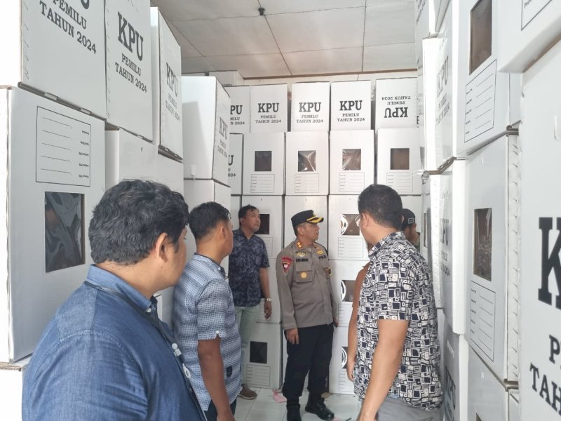 Kepala Polres (Kapolres) Jeneponto, AKBP Budi Hidayat, saat mengecek Gudang Logistik Kantor KPU Jeneponto/Ist