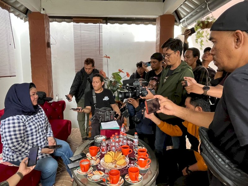 Nursanti memberi keterangan pers di kediamannya. 