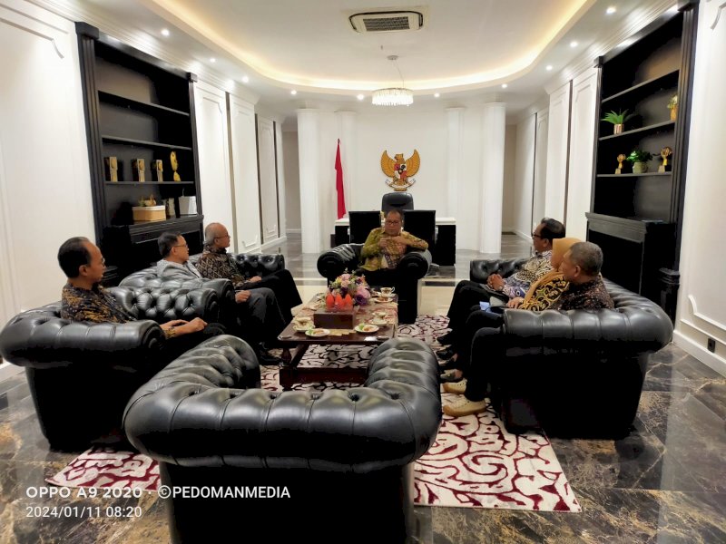 Wali Kota Makassar Moh Ramdhan 'Danny' Pomanto bertemu Kepala Perwakilan Bank Indonesia (BI) Rizki Ernadi di ruang kerjanya. 