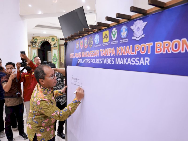 Wali Kota Makassar Moh Ramdhan Pomanto bersama Kapolrestabes Makassar Kombes Pol Mokhamad Ngajib mendeklarasikan Makassar Bisa Tonji Tanpa Knalpot Brong.
