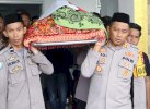 Melayat ke Rumah Duka Personelnya, Kapolres Bulukumba Ikut Angkat Keranda hingga Tabur Bunga