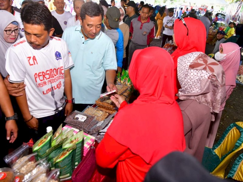 Penjabat Gubernur Sulawesi Selatan Bahtiar Baharuddin meninjau Gelar Pangan Murah dan Pasar Murah Bulog, di Terminal Petta Punggawae, Kota Watampone. 