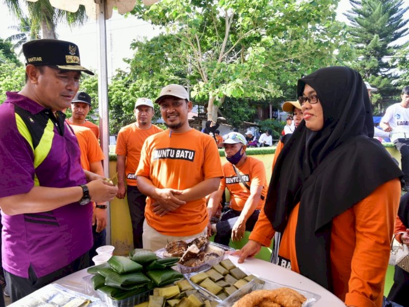 Pj Gubernur Sulsel Bahtiar Baharuddin memantau pelaksanaan Gelar Pangan Murah di Alun-alun Abu Bakar Lambogo Enrekang. 