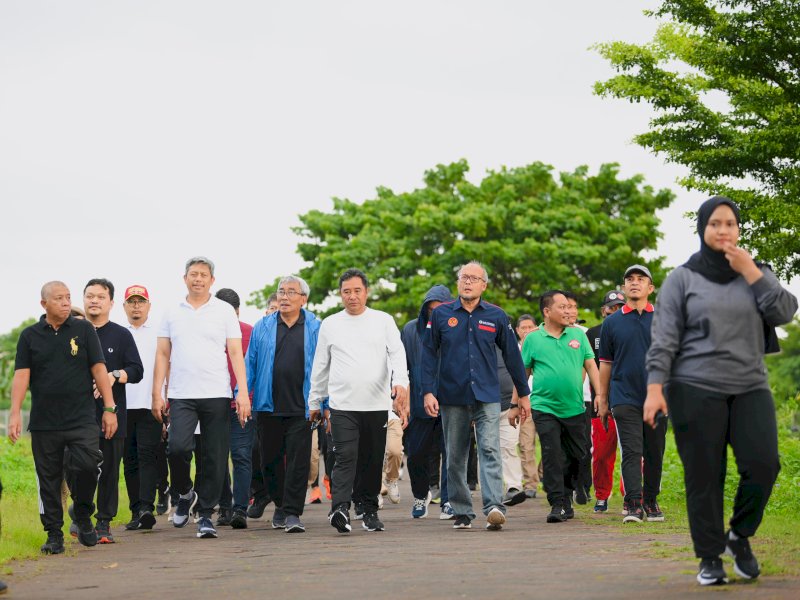 Penjabat Gubernur Sulsel Bahtiar Baharuddin jalan santai di Taman Maccini Sombala, Makassar. 