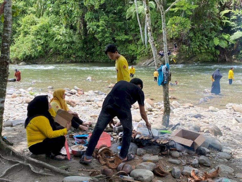 Bapenda Lutra melakukan family gathering di wisata Permandian Alam Tamboke Kecamatan Sukamaju. 