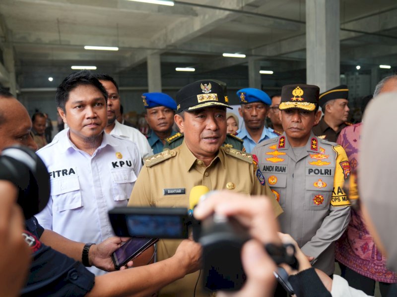 Penjabat Gubernur Sulsel Bahtiar Baharuddin usai melakukan pengecekan langsung harga dan stok kebutuhan pokok di Pasar Sungguminasa, Kabupaten Gowa. 