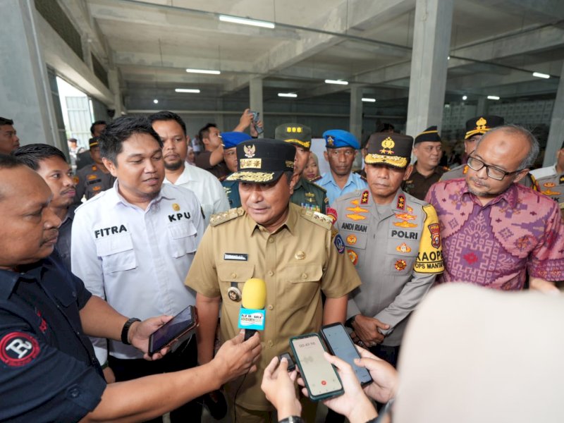 Penjabat Gubernur Sulsel Bahtiar Baharuddin dan Kapolda Sulsel Irjen Pol Andi Rian R Djajadi, saat mengecek gudang logistik Komisi Pemilihan Umum (KPU) Kabupaten Gowa. 