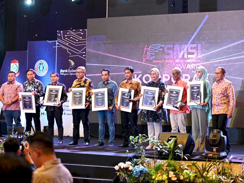 Para tokoh yang menerima penghargaan SMSI Award. 