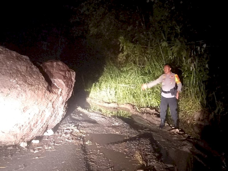 Bongkahan batu besar yang menutup jalur Renbon, Tana Toraja. 
