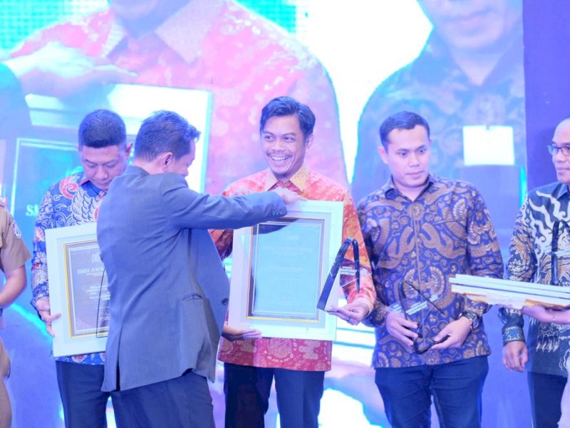 Pj Sekda Kota Makassar Firman Hamid Pagarra meraih Award SMSI sebagai tokoh progresif dan inspiratif. 