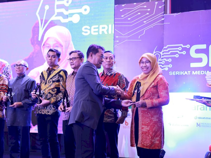 Dinas Kominfo Kota Makassar meraih penghargaan sebagai Pemda Peduli Media.