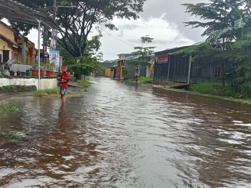 Air di kawasan Blok 10 Perumnas Antang, Kecamatan Manggala, Kota Makassar mulai menggenangi jalan(PEDOMAN MEDIA/Aldi) 
