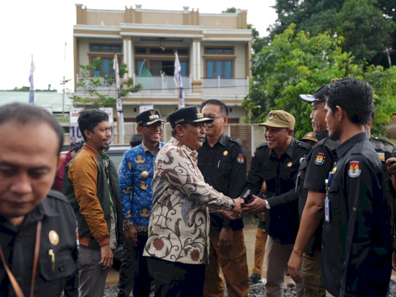 Pj Gubernur Bahtiar meninjau persiapan logistik Pemilu di Gudang Logistik KPU Takalar. 