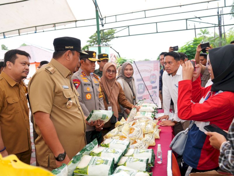Pj Gubernur Bahtiar memantau pasar murah. 