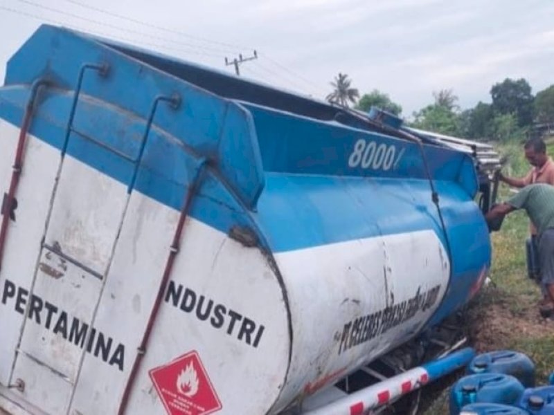 Tangki mobil pengangkut BBM yang terguling di Wajo. 