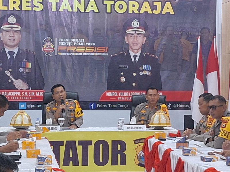 Kapolres Tana Toraja AKBP Malpa Malacoppo, menggelar rapat intern dalam rangka kesiapan dan ploting personel jelang Pemilu 2024.