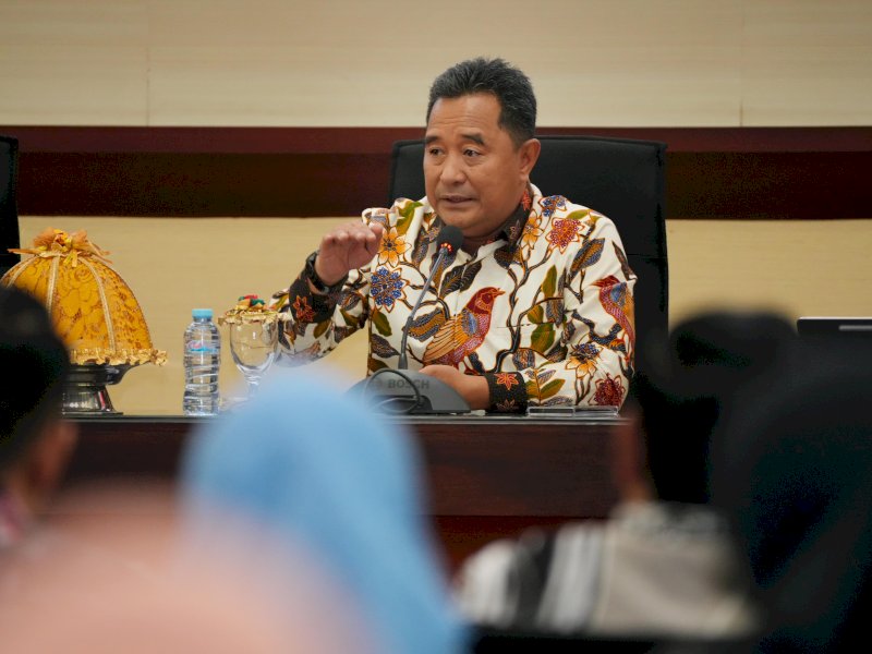 Pj Gubernur Bahtiar memberikan pengarahan kepada seluruh jajaran Bapenda dan BKAD Sulsel. 