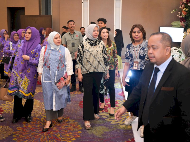 Ketua Dharma Wanita Persatuan (DWP) Kota Makassar Lia Firman membuka even Luxury Wedding Vaganza 2024.