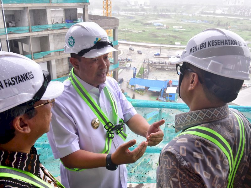 Menteri Kesehatan Budi Gunadi Sadikin bersama Penjabat Gubernur Sulsel Bahtiar Baharuddin.