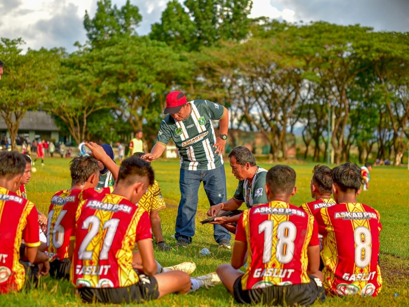 Pemain Gaslut mendengarkan arahan dari pelatih. 