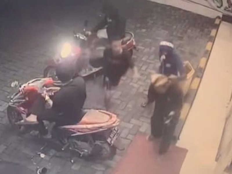 Tangkapan video aksi pengeroyokan terhadap jukir minimarket di Makassar/Int