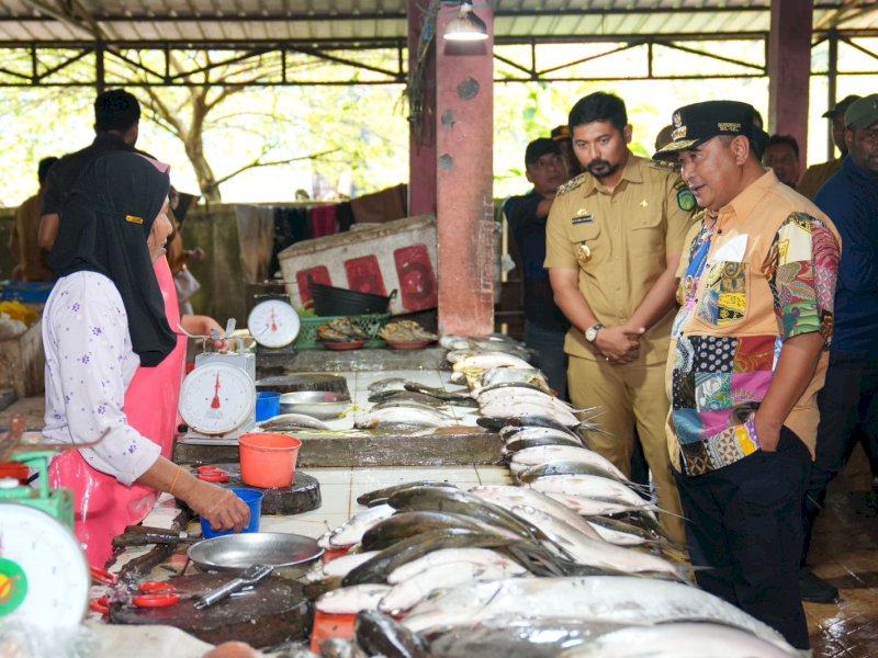 Pj Gubernur Bahtiar Baharuddin  meninjau pasar di Malili. 