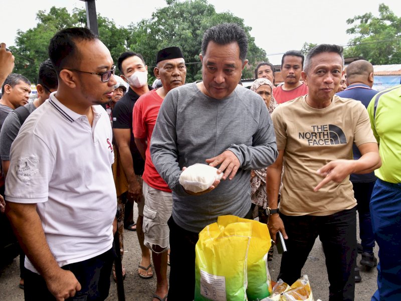 Pj Gubernur Bahtiar meninjau pelaksanaan Gerakan Pangan Murah (GPM) di Kota Watampone, Kabupaten Bone. 