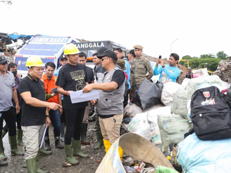 Pj Sekda Kota Makassar Firman Pagarra memimpin kerja bakti serentak. 