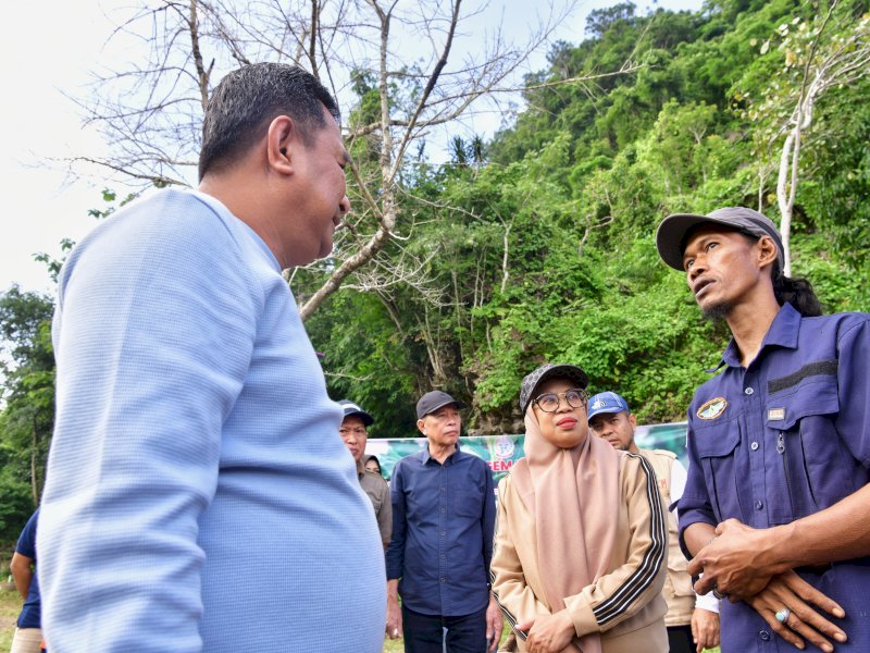 Muhammad Ikhwan alias Iwan Dento, aktivis lingkungan asal Kabupaten Maros bertemu Pj Gubernur Sulsel Bahtiar Baharuddin. 